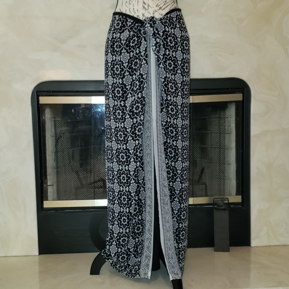 EUC♡ WHITE HOUSE BLACK MARKET MAXI/SARONG
